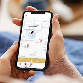 Widok aplikacji Bezpieczny Senior na smartfonie z lokalizacją gps