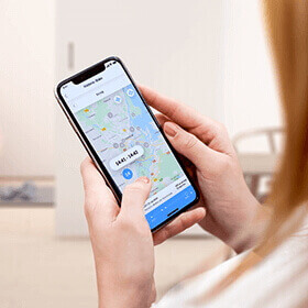 Zegarek z GPS w kolorze czarnym na ręku dziecka z sygnałem SOS
