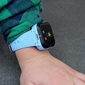 Smartwatch z GPS i telefonem w kolorze niebieskim z funkcją telefonu na ręku dziecka